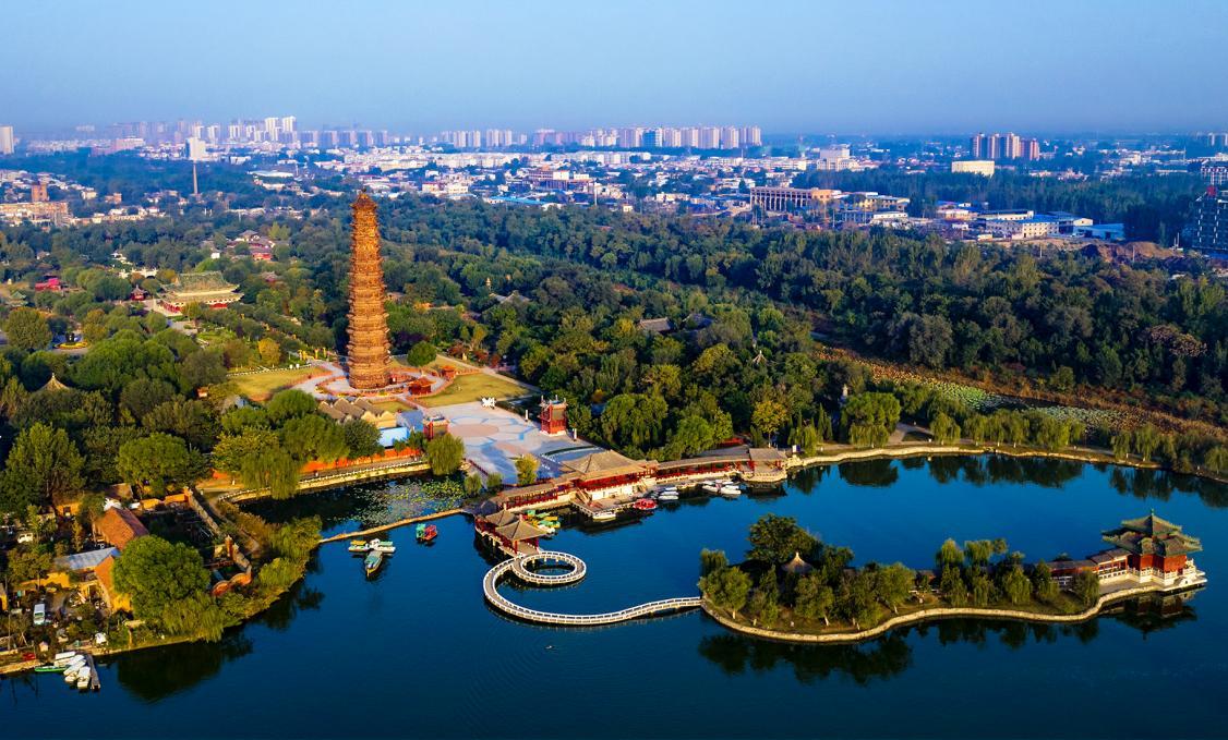 龙亭公园位于开封市中山路北段,南与宋都御街相接,三面环水,风景秀丽