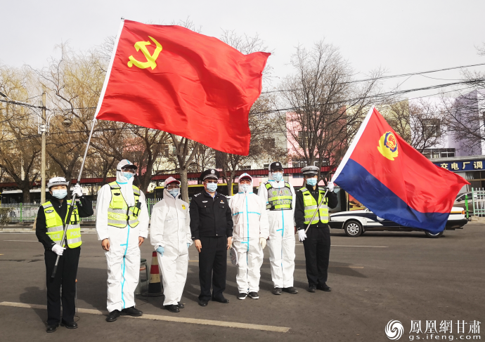 白银市公安局平川分局交通警察大队民警辅警在辖区内各卡口点执勤 何君 摄
