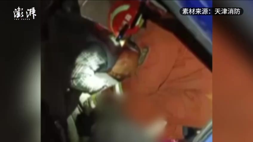 父亲车祸被困车内，消防救援时儿子撕心呼喊
