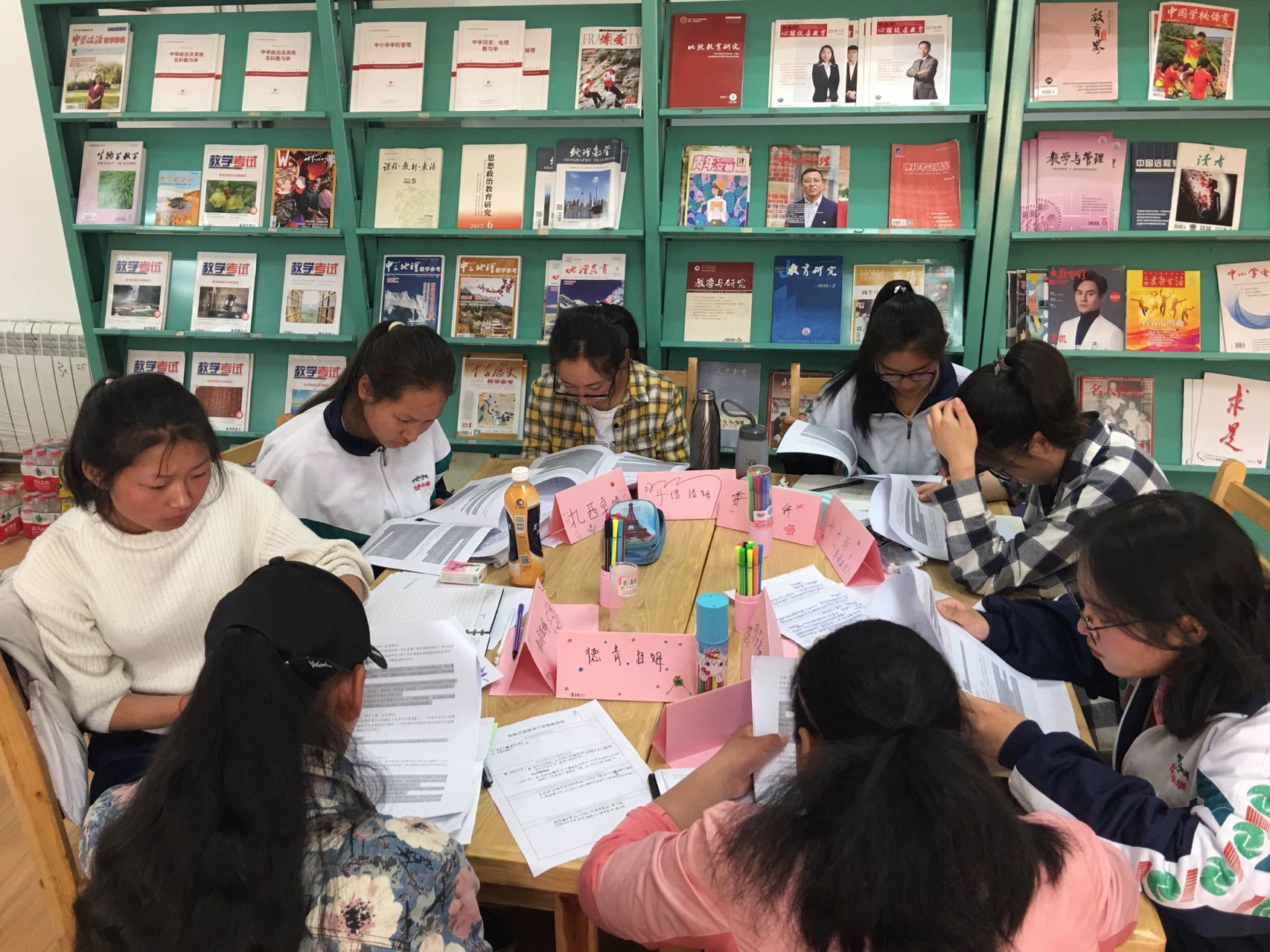 德庆玉珍与读任务书的女孩子们