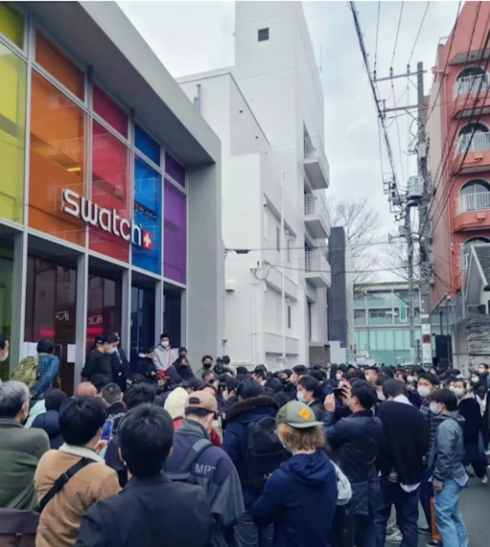 3月26日正式发售前,包括上海在内,全球多地斯沃琪店铺外都聚集了排队等待购买联名腕表的消费者。