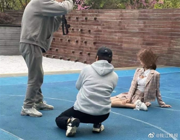 杭州小区裸背拍照女网红道歉 主业是车模：对打扰到其他业主行为抱歉