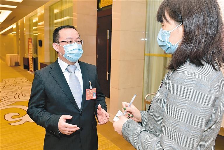 政协委员张春江接受记者采访。