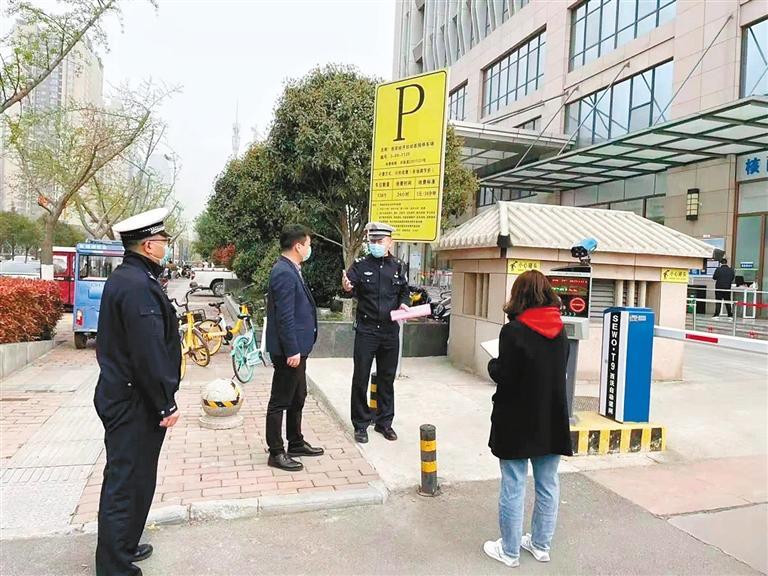 交警走访大型商超,了解夜间停车资源。 (西安公安交警供图)