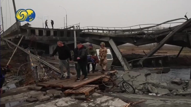 俄军撤离乌军赶忙收复基辅重镇 平民遭袭工作人员上街收尸