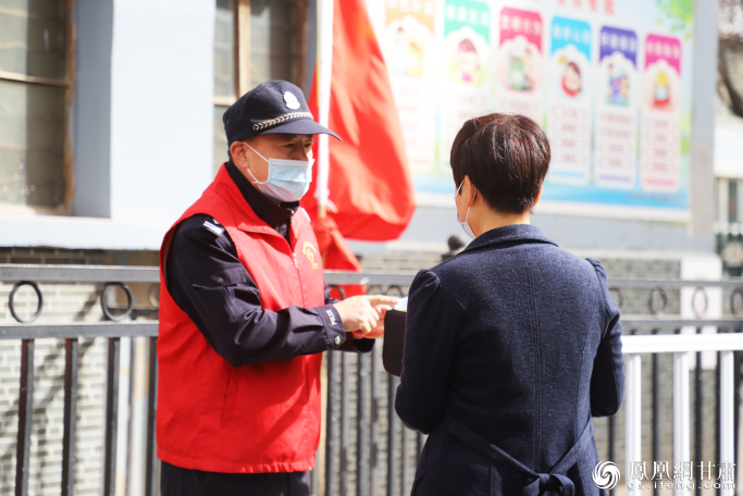 白银市公安局组织党员民警下沉社区,全力打好疫情防控阻击战。张亮 摄