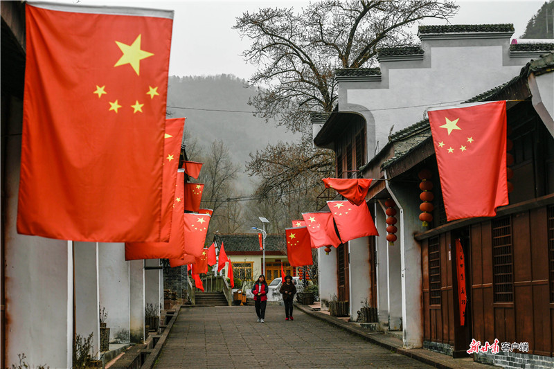 红军街虽然不长，但纪念馆、民俗博物馆、餐厅、拓展训练营……不同内容的旅游业态非常丰富。 （新甘肃·甘肃日报记者 郁婕 拍摄）