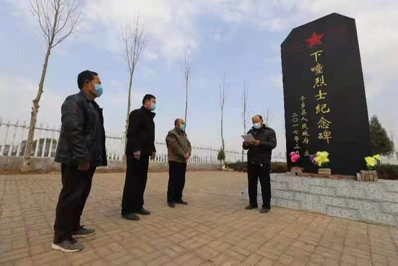 赵尽杰(右一)给群众讲述十八烈士英勇事迹。