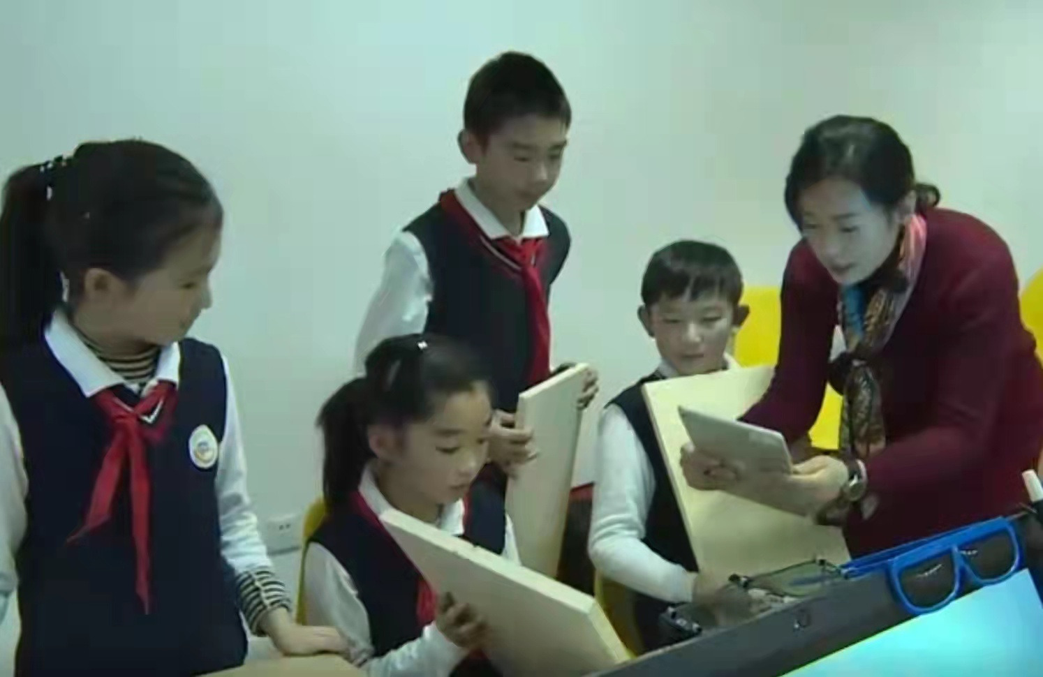 育闻|毕业生们忙着考教师编时 当了十年小学老师的我辞职了