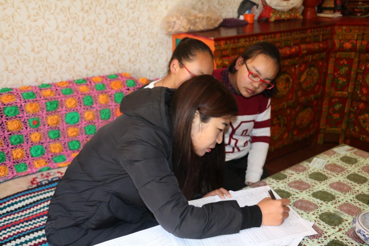 德庆玉珍教导女孩子们学习