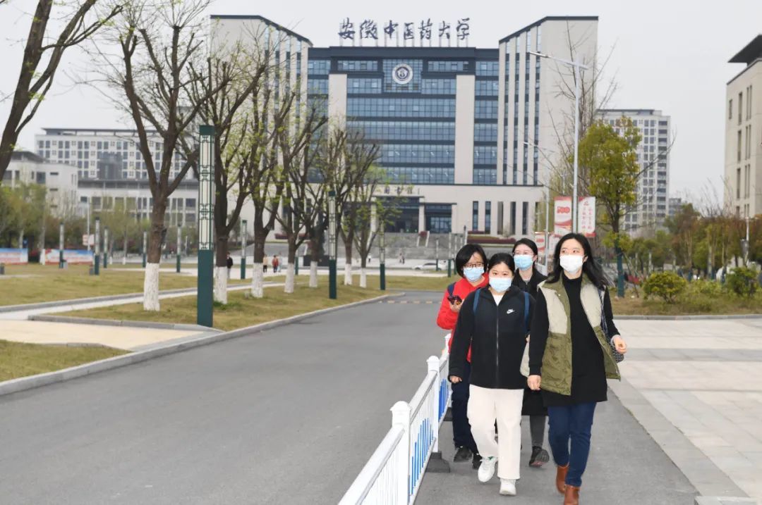 3月30日下午,安徽中醫藥大學少荃湖校區校園秩序井然.