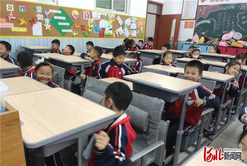 午休前，邯郸市春光小学学生对课桌椅进行调整。河北日报通讯员 郝玉芳摄