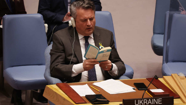 安理会会议一幕：俄大使发言时 乌克兰大使在看书