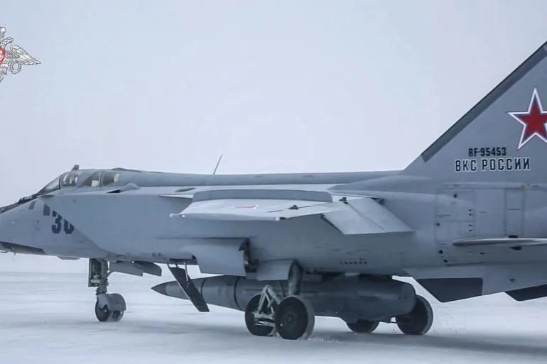 在格罗姆2022年战略威慑力量演习期间一架MiG-31K俄罗斯战斗机，携带Kinzhal高超音速巡航导弹