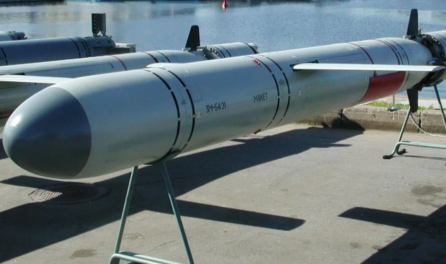 俄军使用数枚"口径"高精度海基巡航导弹打击了乌军位于乌克兰北部