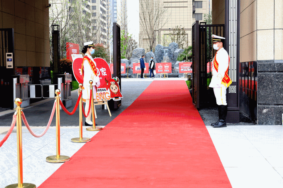 为恭候广大业主幸福归家,绿地工作人员提前几日便开始布置装饰,红毯铺