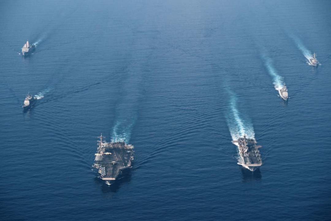 2021年4月9日，美海军“罗斯福”号航母打击群与“马金岛”号两栖戒备群在南海开展联合演习。图源：SCSPI