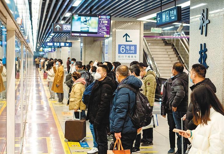 乘客在地铁站台有序排队候车.   (首席记者 李明 摄 资料图片)