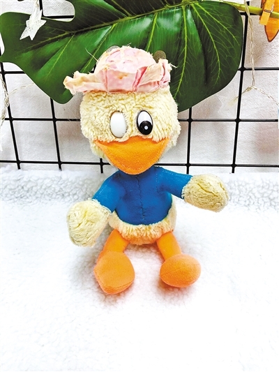 应客户要求只修复一只眼睛的娃娃