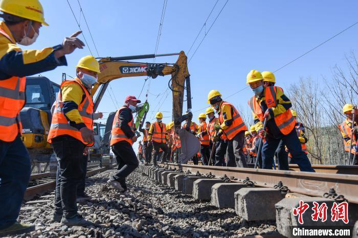 中国第一座火车站唐山站顺利“拨接”迎接京唐城际铁路引入