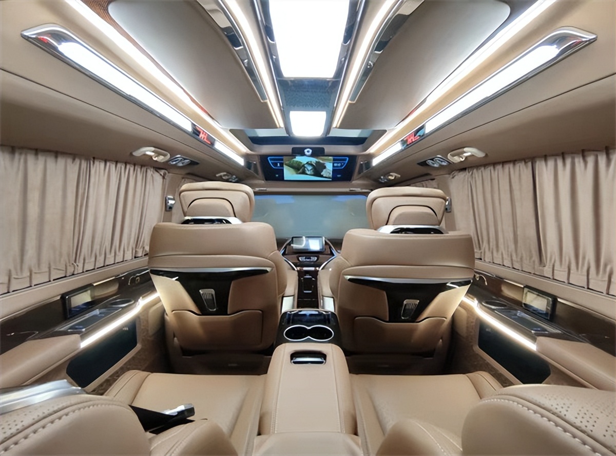 车辆内部采用了高级的碳纤维和米白色相互搭配,驾驶室内均采用豪华软