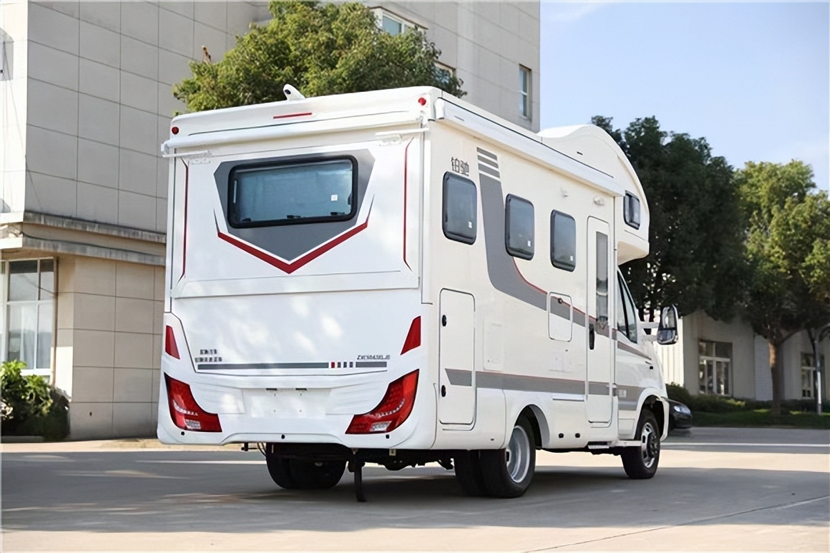 铂驰旅行家依维柯双拓展房车,现车解说_凤凰网汽车_凤凰网