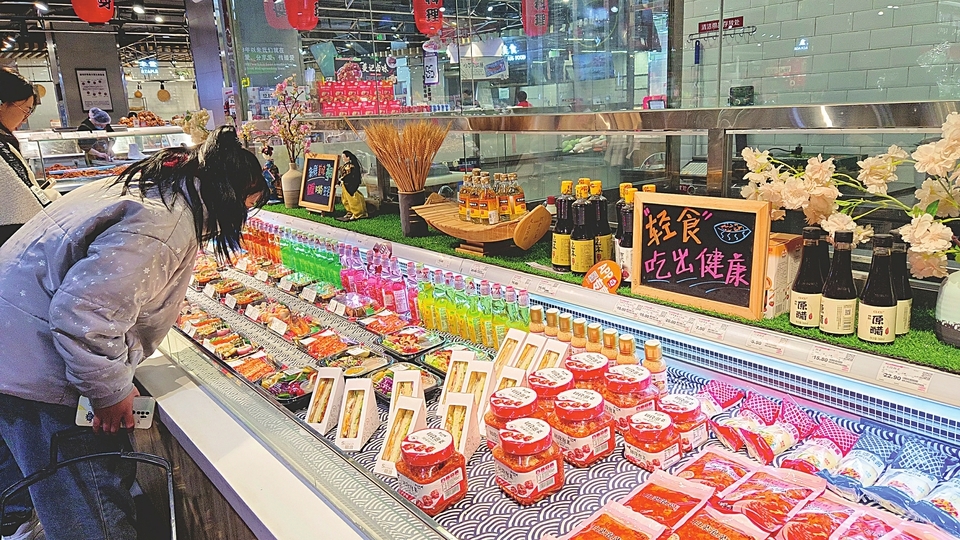 轻食简餐受到年轻人追捧。（山西经济日报记者 任慧君 摄）