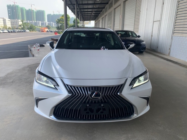 2022款雷克萨斯es250四驱现车37万甩