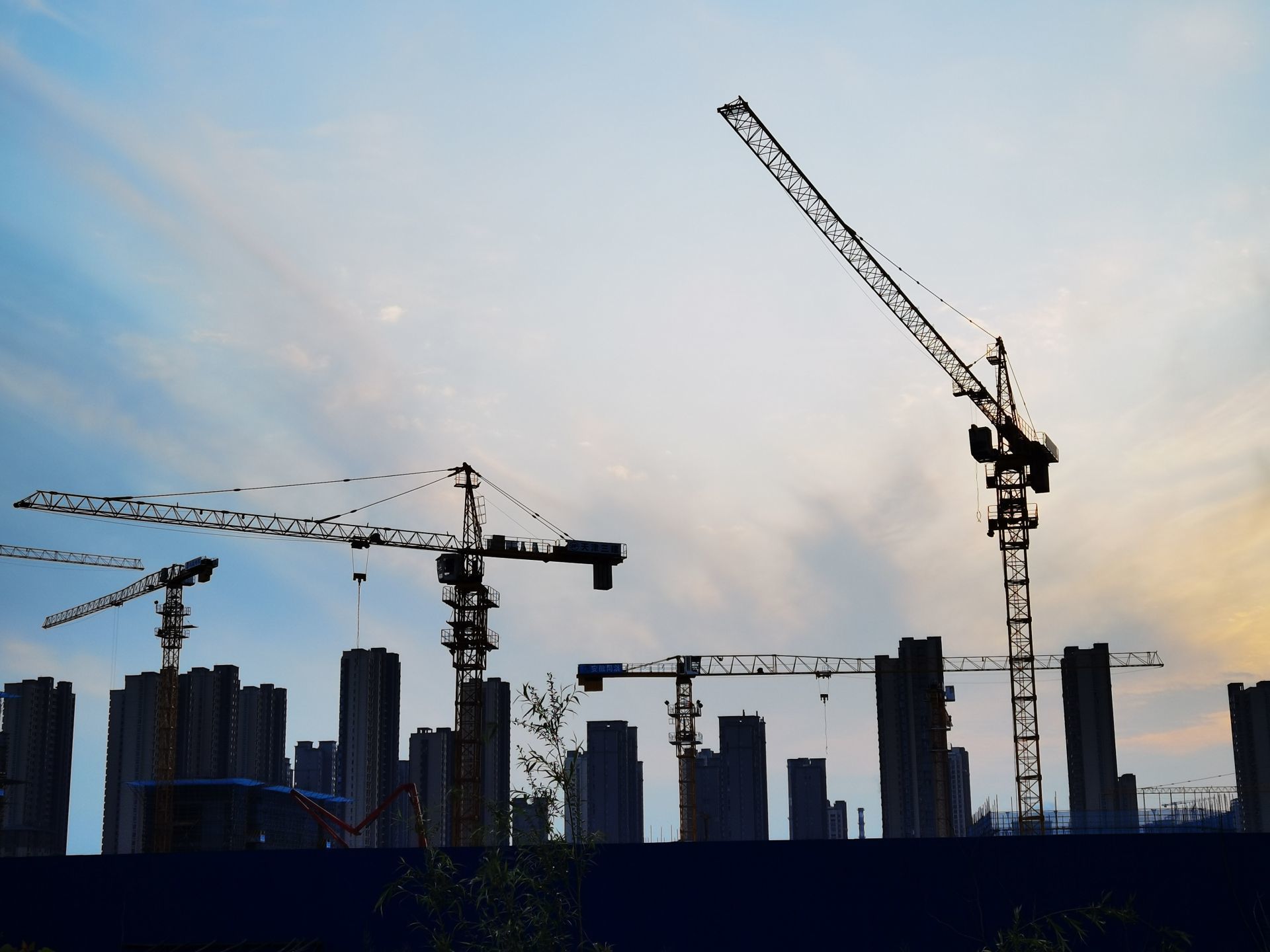夕阳下禹会区一处在建工地. 徐怀明 摄