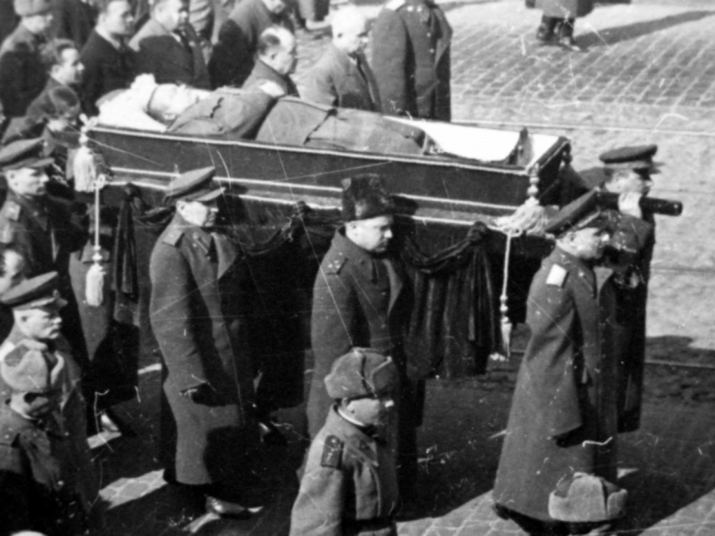 瓦图京在基辅的葬礼，乌克兰第一方面军政委赫鲁晓夫等人抬棺