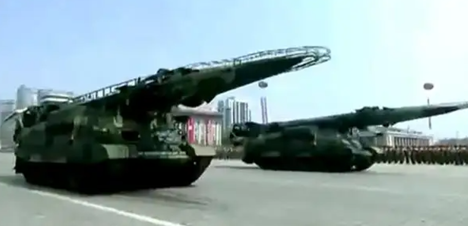 图为朝鲜在“飞毛腿”导弹基础上研发的“火星”9导弹