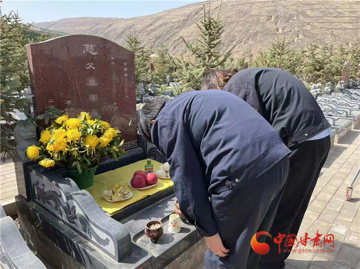 兰州市龙凤园公墓工作人员代客祭扫