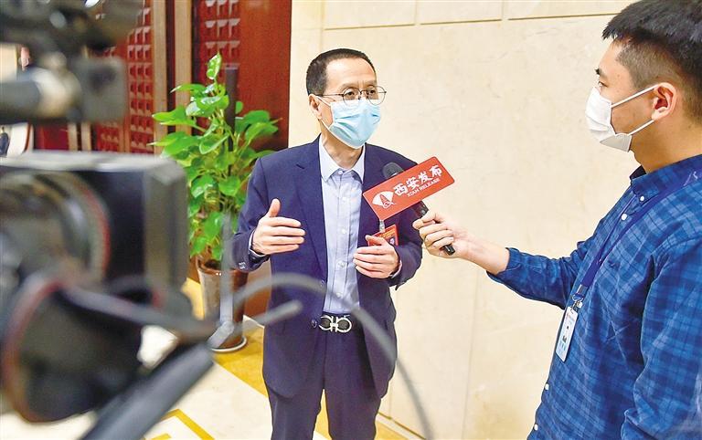 政协委员董建平接受记者采访。