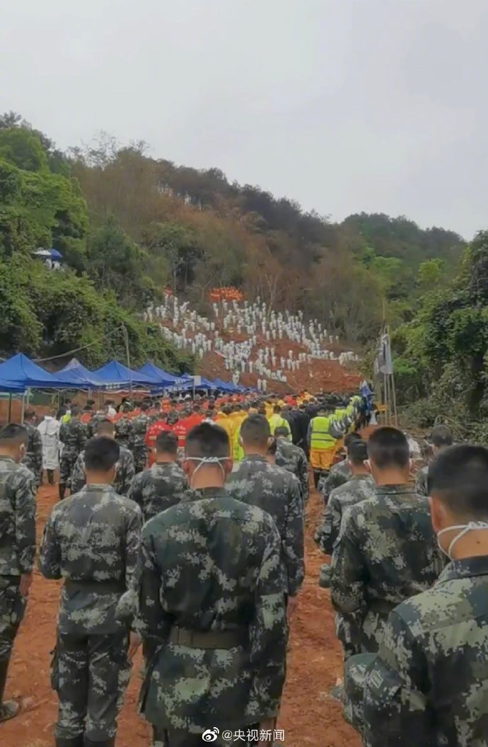 東航mu5735墜機事故現場舉行遇難者哀悼活動