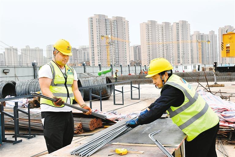 ▲26日，地铁1号线三期珠泉路停车场施工现场，工人正在进行钢筋剪切作业。 （首席记者 李明 摄）