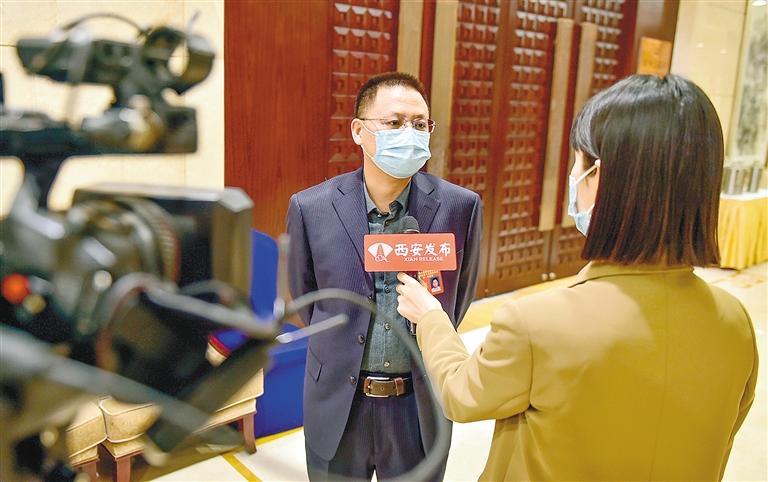政协委员崔琰接受记者采访。