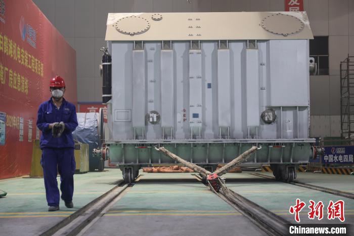 图为白鹤滩水电站左岸8号机组主变压器倒运。　程旭 摄