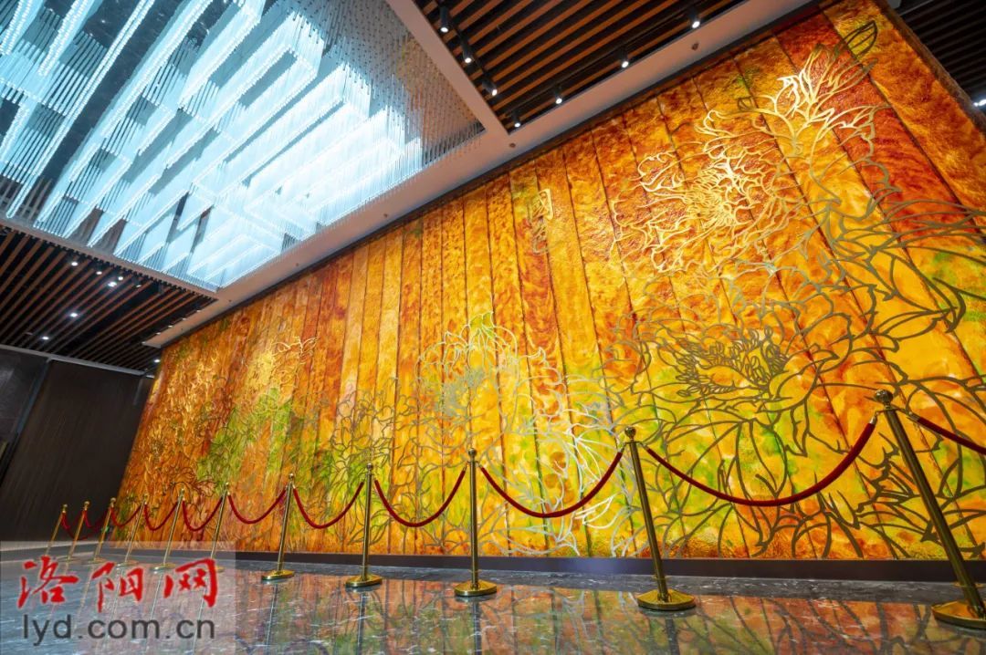 ▲大型琉璃壁画——“国色”