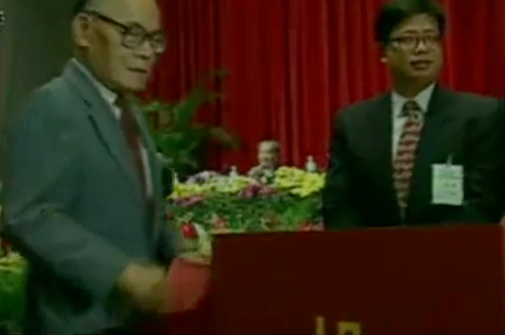 香港特区政府第一任行政长官是怎么选举产生的？