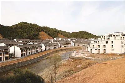 一栋栋小洋楼式的安置房依山而建（江超 摄）