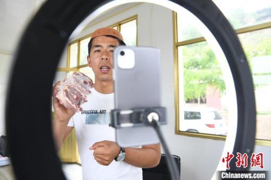 2021年6月底，甘肃东乡县东乡族青年张忠山直播售卖羊肉产品。(资料图) 杨艳敏 摄