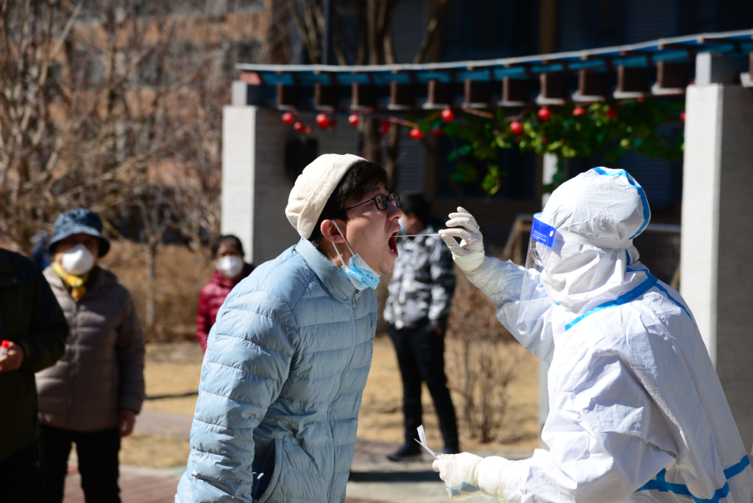 3月26日，在吉林市船营区大东街道一核酸检测采样点，工作人员为居民进行核酸检测采样。新华社记者 张楠 摄