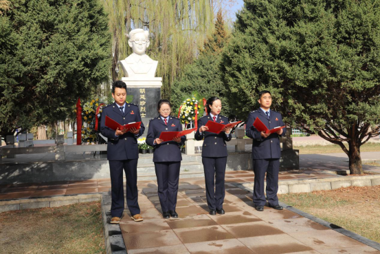胡廷珍烈士纪念碑前，临夏州税务干部代表深情朗诵革命诗词。
