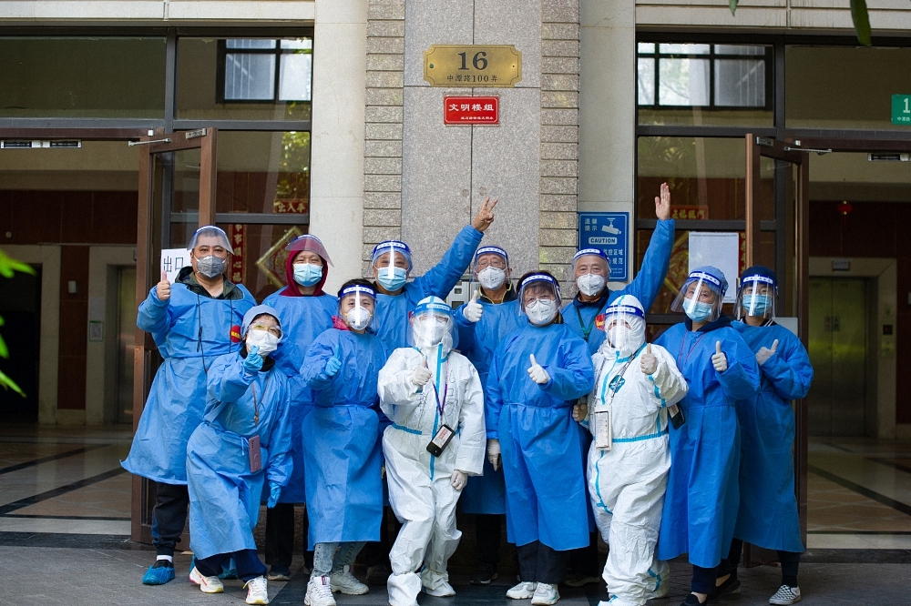 2022年4月4日上午，上海市普陀区宜川街道中远第一居委部分志愿者合影。