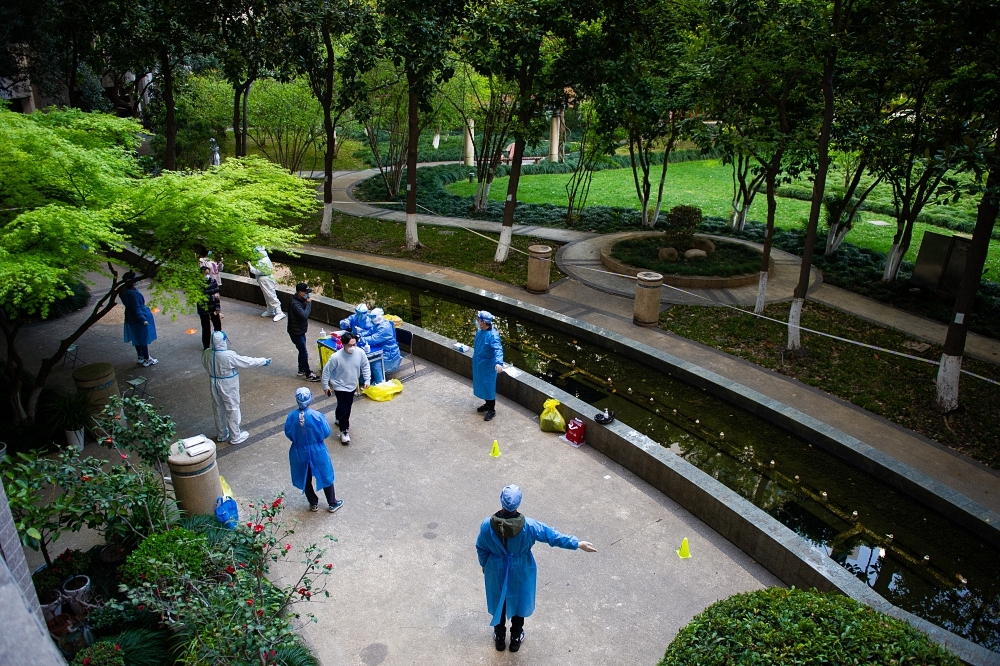 2022年4月4日上午，上海市普陀区宜川街道中远第一居委志愿者引导居民有序进行核酸采样。
