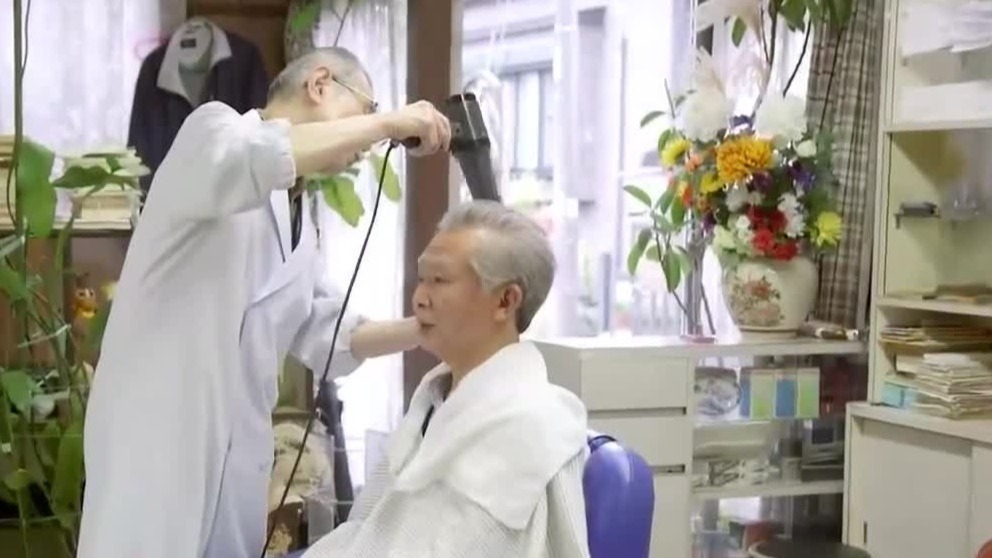 阿部正明表示实际到手的年金不够用只能继续工作，勉强可以活下去_凤凰网视频_凤凰网