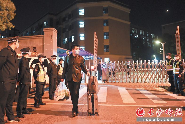 在湖南大学天马学生公寓,师生走出大门.