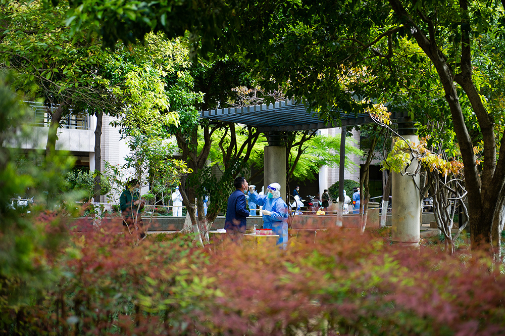 2022年4月4日上午，居民有序进行核酸采样。