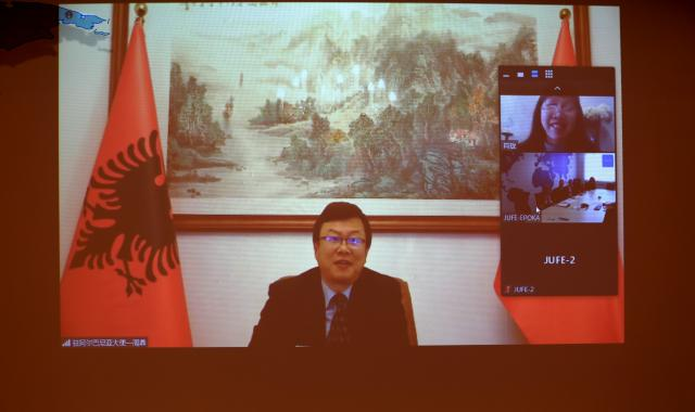 中国驻阿尔巴尼亚大使周鼎在签约“云”现场。孙坚/摄