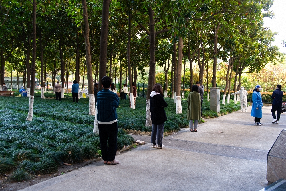 2022年4月4日上午，居民间隔2米有序排队进行核酸采样。